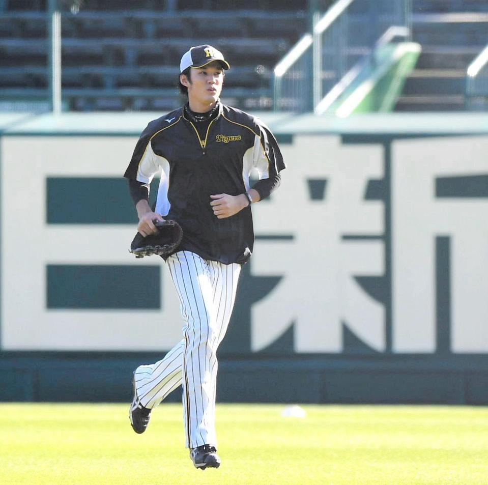 練習移動する阪神・藤浪＝甲子園（撮影・北村雅宏）