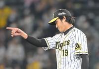 　１回、中日・高橋周平の打球を好捕した阪神・糸原健斗を指さす藤浪晋太郎
