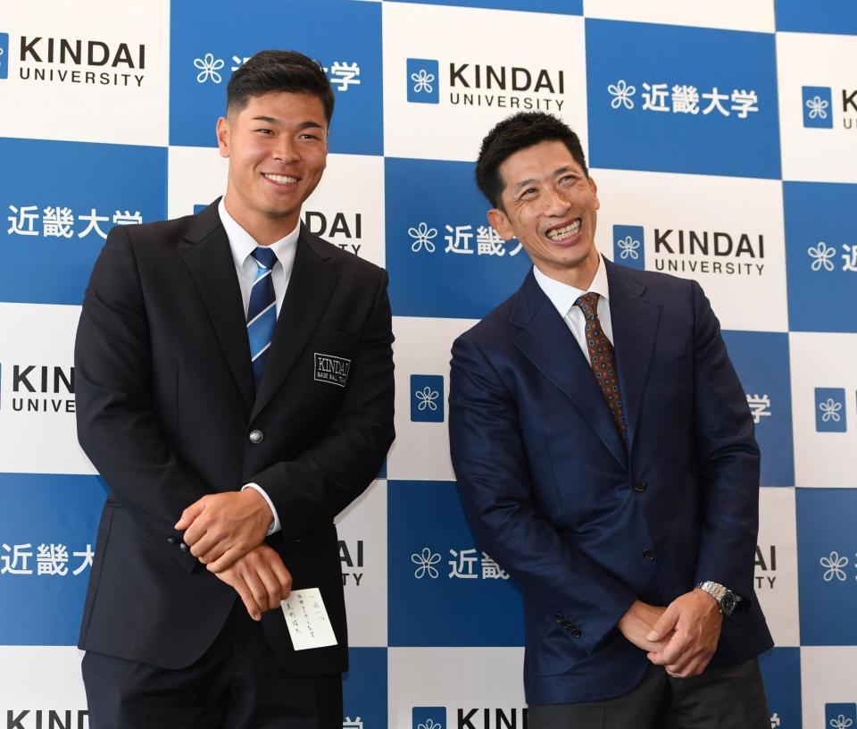 　矢野監督（右）の第一印象を聞かれた近大・佐藤輝明は「かっこいいです！」と答え笑顔を見せる