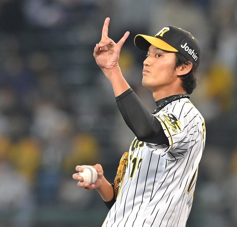 　１回、野手に合図を送る阪神・藤浪晋太郎