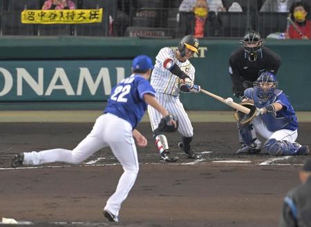 １回、中日・大野雄（手前）から同点の適時二塁打を放つ阪神・糸原（撮影・高部洋祐）