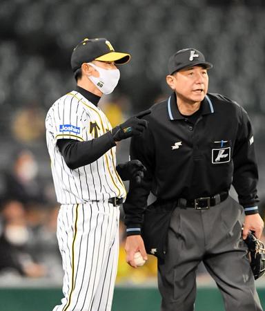 　７回終了後、選手交代を告げる矢野監督（撮影・北村雅宏）