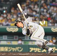 　７回、体勢を崩しながらもバント安打を決める近本