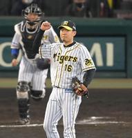 ９回、最後の打者シエラを三直に打ち取り、ガッツポーズする西勇（撮影・高部洋祐）