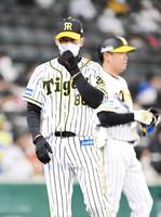　８回終了後、選手交代を告げた矢野監督（撮影・北村雅宏）