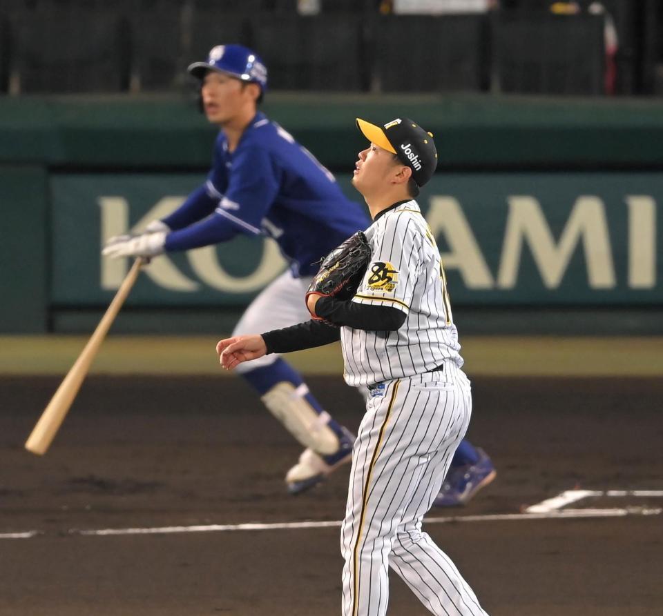 １回、中日・京田（奥）に先制ソロを浴びる阪神・西勇＝甲子園（撮影・高部洋祐）