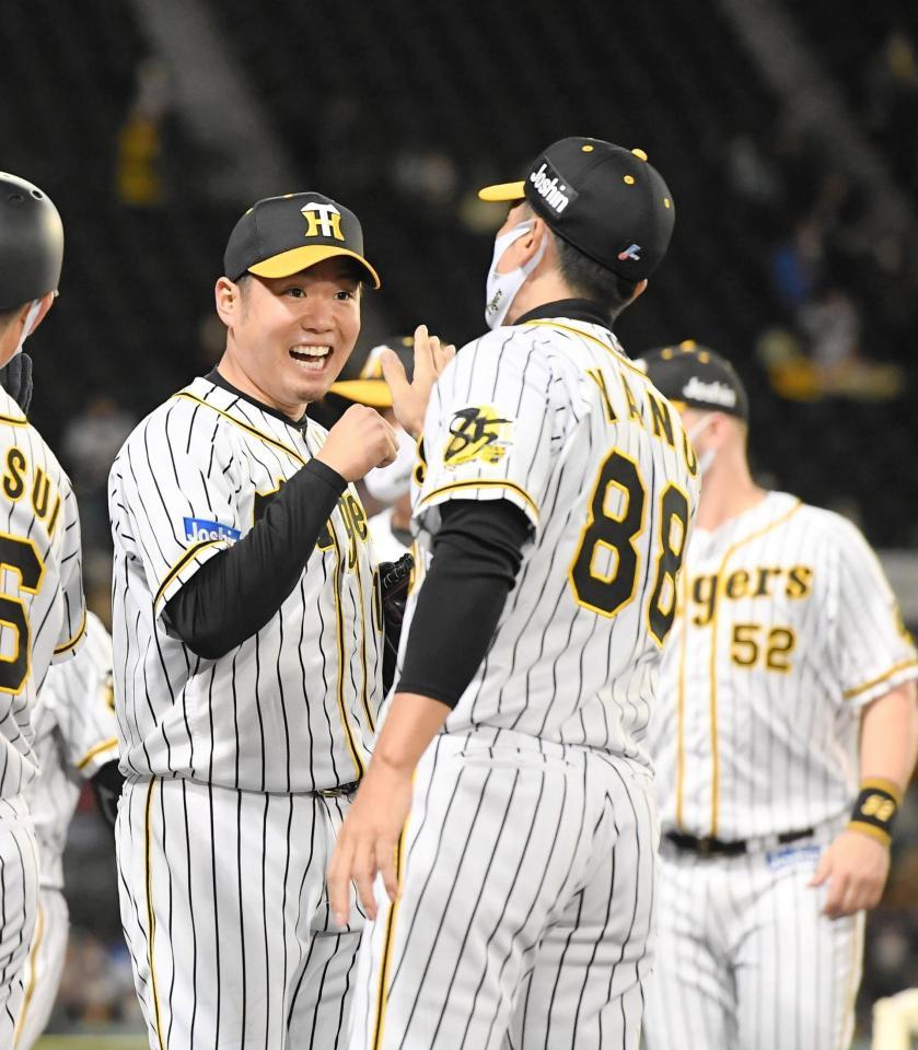 　完投勝利を挙げ、矢野監督とタッチを交わす西勇（左）＝撮影・北村雅宏