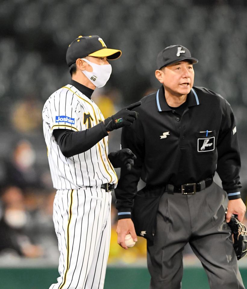 　７回終了後、選手交代を告げる矢野監督（撮影・北村雅宏）