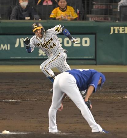 　４回、梅野が左前打を放ち、中日・大野雄大（手前）もガックリ