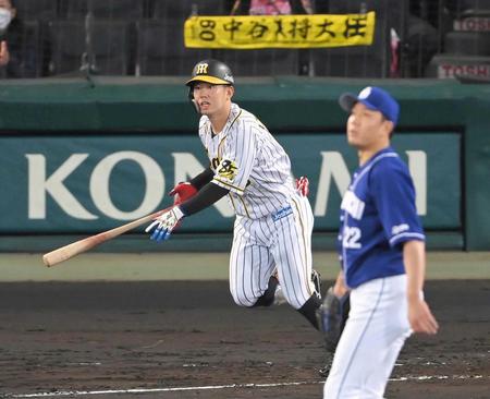 　１回、大野雄（手前）から同点適時二塁打を放つ糸原