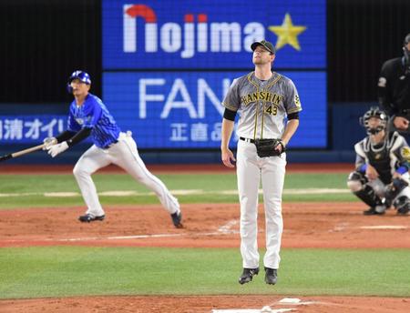 ４回ＤｅＮＡ１死、ＤｅＮＡ・神里和毅にソロ浴びる阪神・ガンケル＝横浜（撮影・金田祐二）