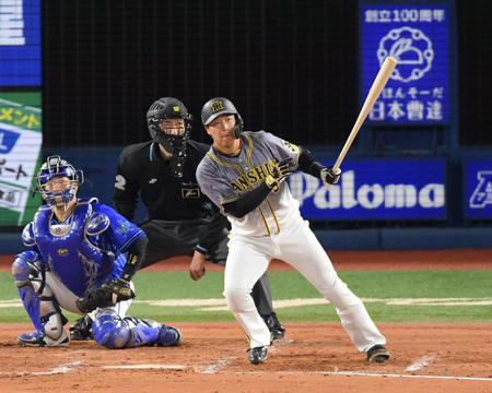 　３回、先制適時二塁打を放つ大山（撮影・金田祐二）