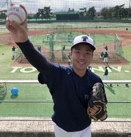ボールを手に笑顔を見せる東洋大・村上頌樹＝東洋大・川越キャンパス（球団提供）