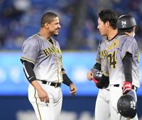 　５回、勝ち越し打を放ったマルテ（左）は笑顔で大山と話をする（撮影・田中太一）