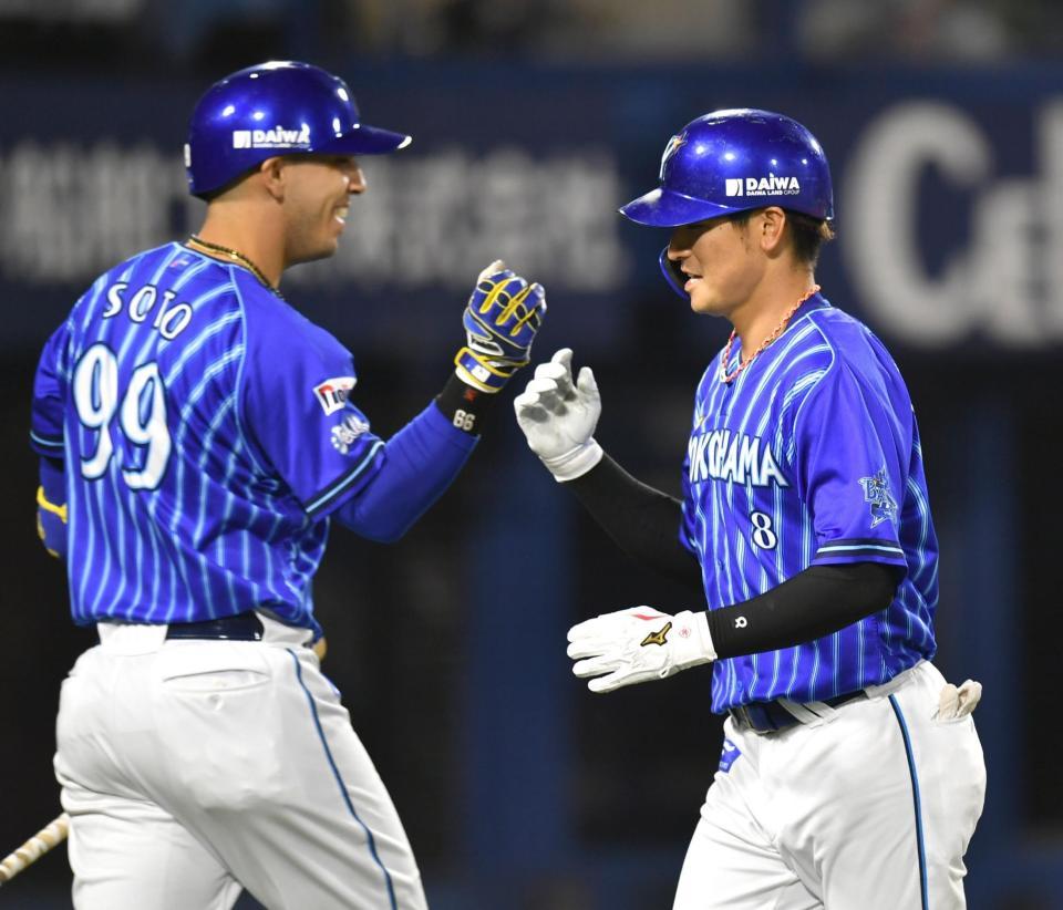 　４回、同点ソロを放ち、ソト（左）とタッチを交わす神里（撮影・西岡正）