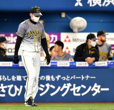 　８回、投手交代を告げに向かう矢野監督（撮影・西岡正）