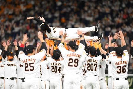 優勝の歓喜の輪の中で胴上げされる巨人・原辰徳監督＝東京ドーム（撮影・開出牧）