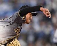 　６回、力強く投げ込む阪神・秋山拓巳