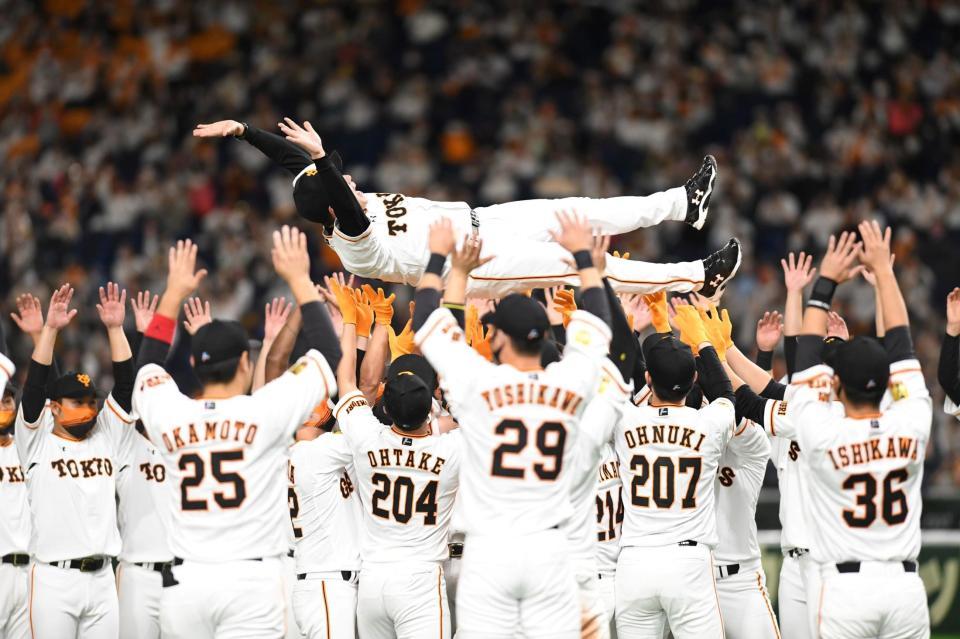 優勝の歓喜の輪の中で胴上げされる巨人・原辰徳監督＝東京ドーム（撮影・開出牧）