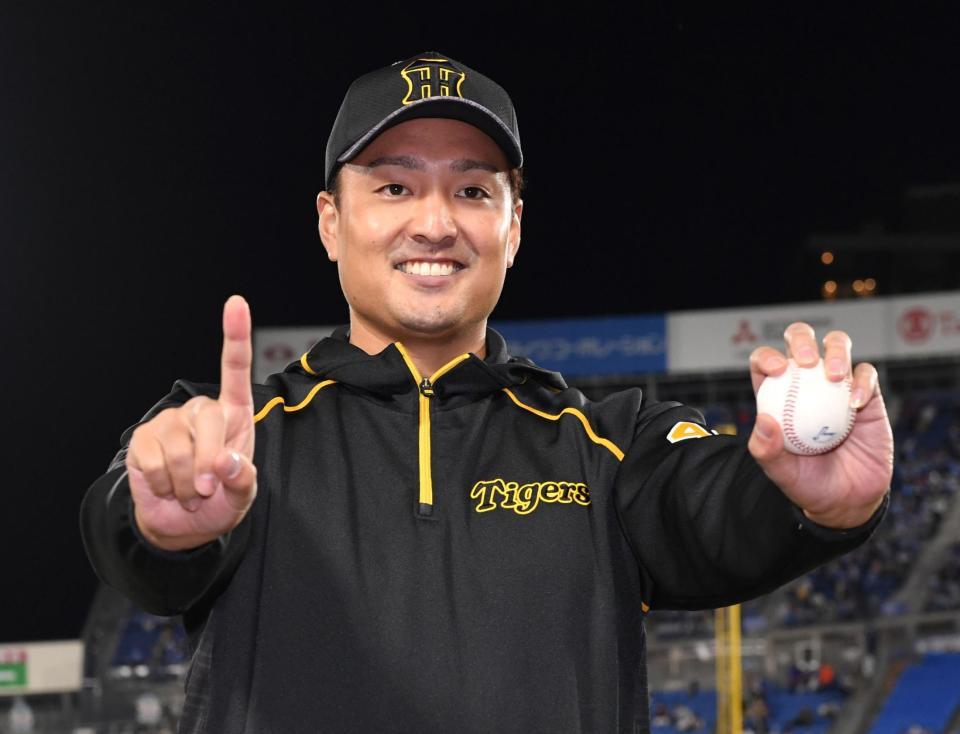 　二桁勝利の阪神・秋山拓巳は指とボールで１０勝目を示す