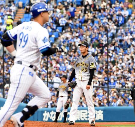 ３回、ソト（手前）に２打席連続でソロを許しぼう然とする高橋（撮影・田中太一）