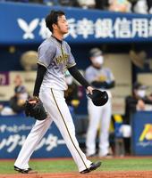 ５回阪神２死二塁、梶谷隆幸に適時打を浴び、３点目を失った阪神・高橋遥人（後は阪神・矢野燿大監督）＝横浜スタジアム（撮影・西岡正）