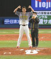 マウンドでポーズをきめる阪神・藤川＝横浜（撮影・金田祐二）