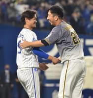試合終了後、グラウンドに登場し、ＤｅＮＡ・大和（左）と抱き合う阪神・藤川＝横浜スタジアム（撮影・西岡正）