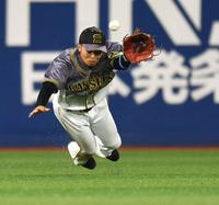 ９回ＤｅＮＡ２死三塁、梶谷隆幸の打球を阪神・島田海吏が捕れず、サヨナラ打となる＝横浜スタジアム（撮影・西岡正）