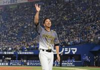 試合後、横浜のファンに別れを告げる阪神・藤川＝横浜スタジアム（撮影・田中太一）