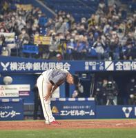 関東ラストゲームで場内一周し、ファンに向かって一礼する阪神・藤川＝横浜スタジアム（撮影・西岡正）