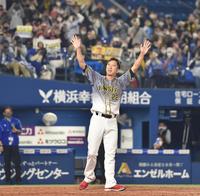 関東ラストゲームで場内一周し、ファンに別れを告げる阪神・藤川球児＝横浜スタジアム（撮影・西岡正）