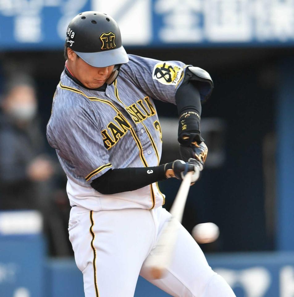 　５回、中前適時打を放つ大山（撮影・西岡正）