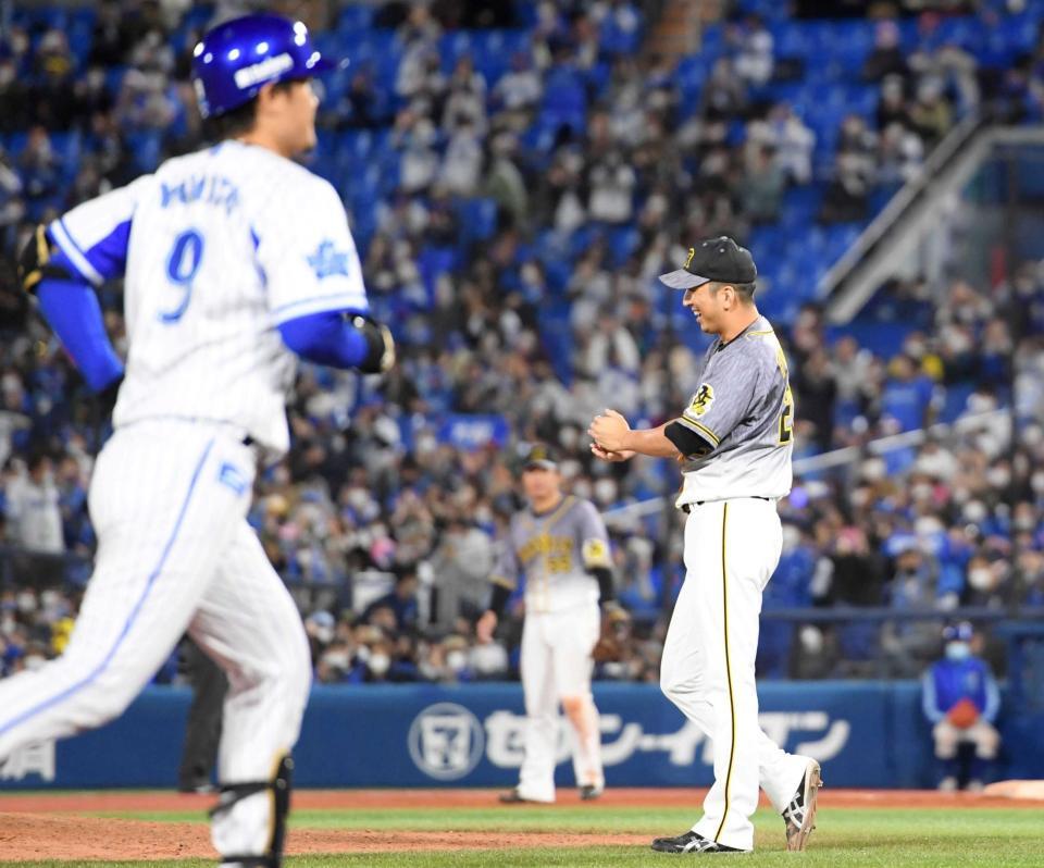 　９回、元同僚の大和（手前）に２ランを浴びるも笑顔を見せる藤川（撮影・田中太一）