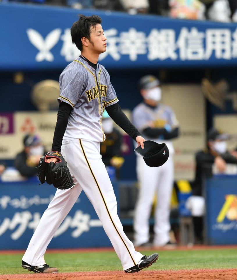 ５回阪神２死二塁、梶谷隆幸に適時打を浴び、３点目を失った阪神・高橋遥人（後は阪神・矢野燿大監督）＝横浜スタジアム（撮影・西岡正）