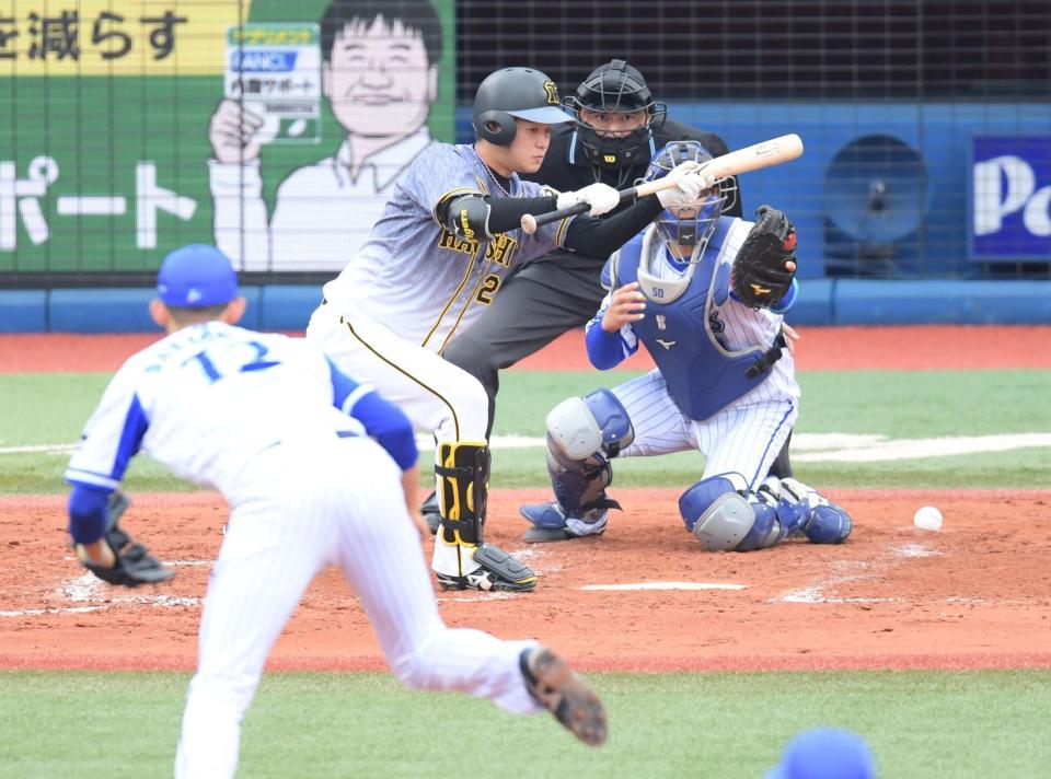 ５回、送りバントを失敗する阪神・高橋＝横浜（撮影・金田祐二）
