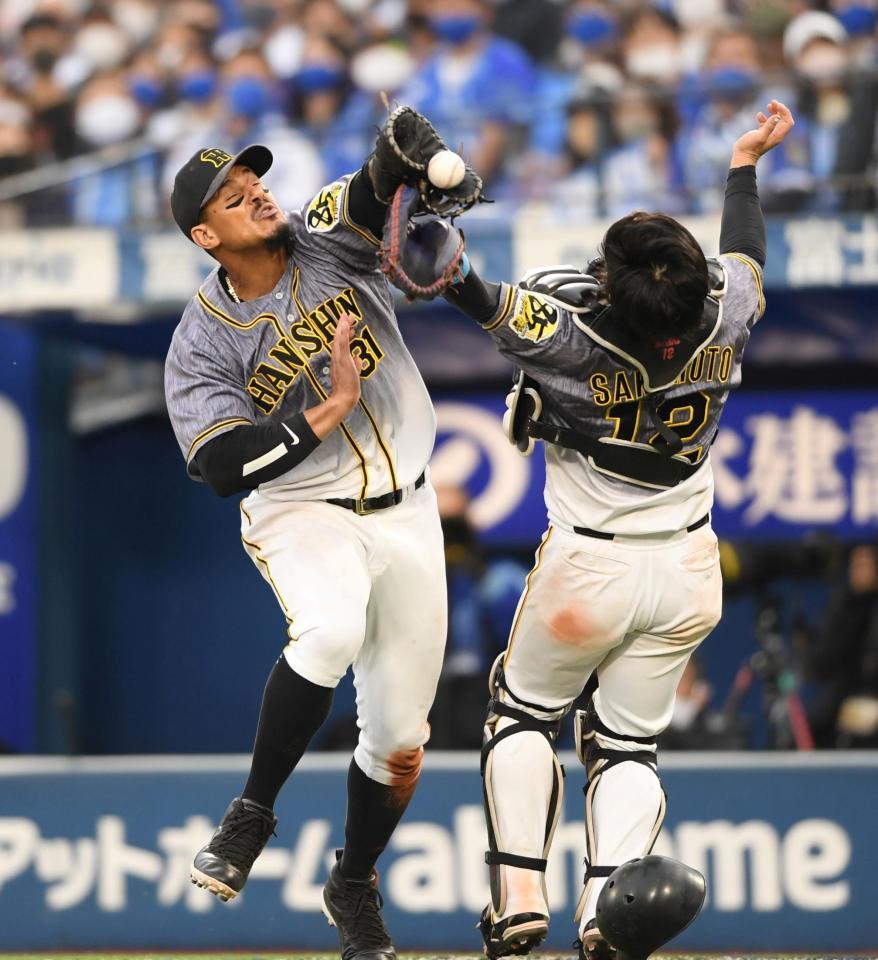 ７回、ファウルボールを落球する阪神・マルテと坂本＝横浜スタジアム（撮影・田中太一）