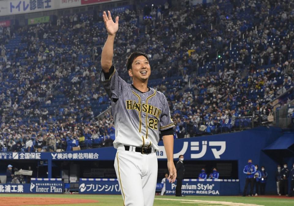 試合後、横浜のファンに別れを告げる阪神・藤川＝横浜スタジアム（撮影・田中太一）