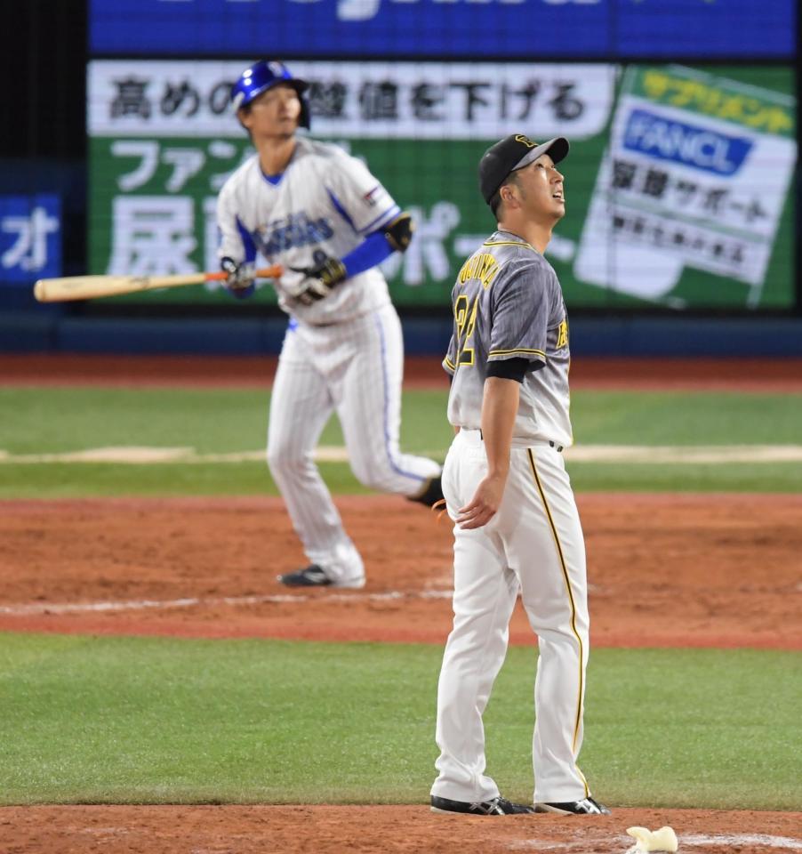 １０月３１日のＤｅＮＡ戦９回２死、ＤｅＮＡ・大和に左越え２ランを浴びる阪神・藤川＝横浜（撮影・金田祐二）