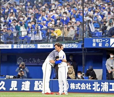 　試合後、ハマスタを一周してファンと別れを告げた藤川はＤｅＮＡ・大和と抱き合う