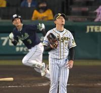 延長10回、西浦（左）に勝ち越し３ランを浴びる岩貞（撮影・高部洋祐）