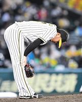 延長１０回、ヤクルト・西浦直享に勝ち越しとなる２ランを浴び、ガックリうな垂れる阪神・岩貞祐太＝甲子園（撮影・北村雅宏）