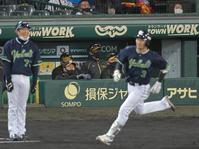 延長10回、ヤクルト・西浦直亨（右手前）の勝ち越し３ランを見つめる阪神・矢野燿大監督（中央奥）＝甲子園（撮影・高部洋祐）