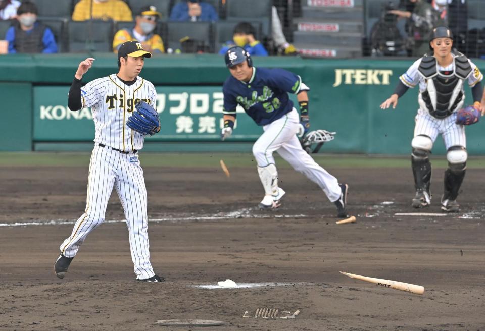 ４回、ヤクルト・中村悠平（中央）のバットを粉砕し、併殺に打ち取る阪神・青柳（左）＝撮影・高部洋祐