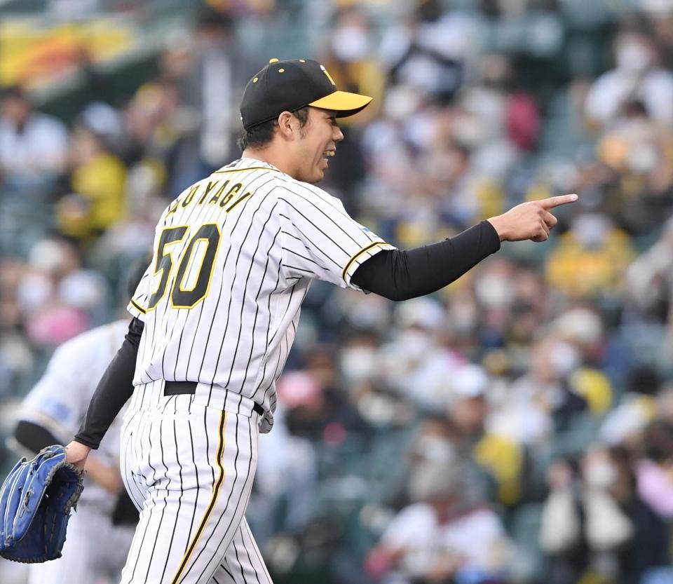 ４回、併殺で満塁のピンチ切り抜け喜ぶ阪神・青柳（撮影・田中太一）