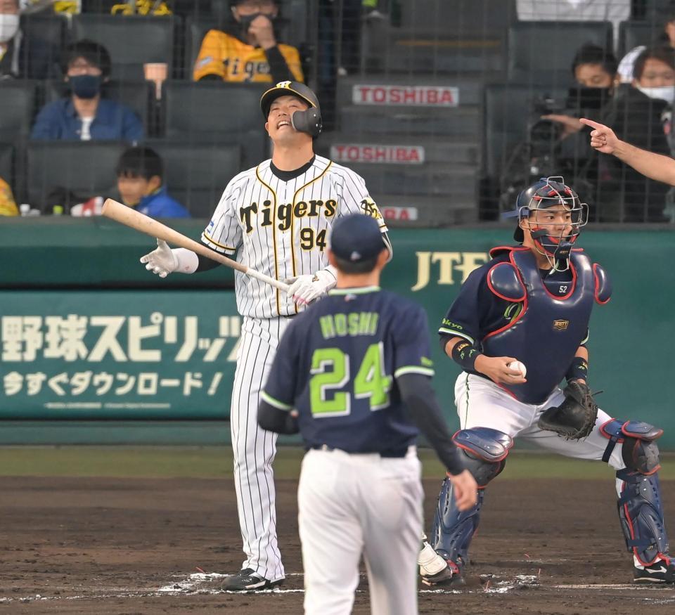 ６回、１死満塁の好機に空振り三振に倒れ悔しがる阪神・原口文仁＝甲子園（撮影・高部洋祐）