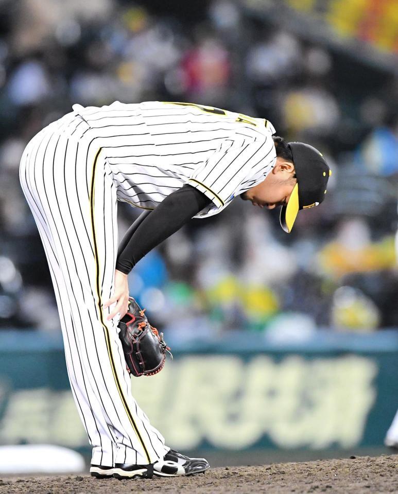 延長１０回、ヤクルト・西浦直享に勝ち越しとなる２ランを浴び、ガックリうな垂れる阪神・岩貞祐太＝甲子園（撮影・北村雅宏）