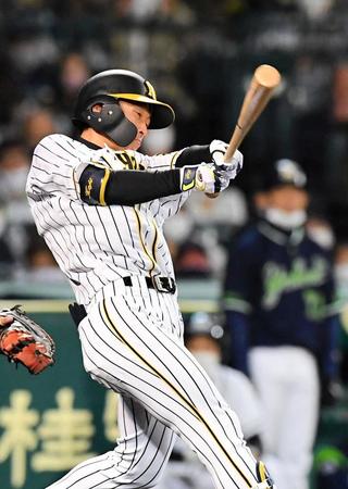 ３回阪神２死二塁、先制となる中前適時打を放つ阪神・近本光司＝甲子園（撮影・北村雅宏）