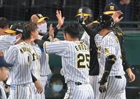 サヨナラ弾を放った阪神・大山（右手前）を迎える矢野監督（左奥）＝甲子園（撮影・高部洋祐）