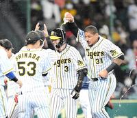 ９回、サヨナラソロを放ち、ナインに祝福される阪神・大山（中央）＝甲子園（撮影・北村雅宏）